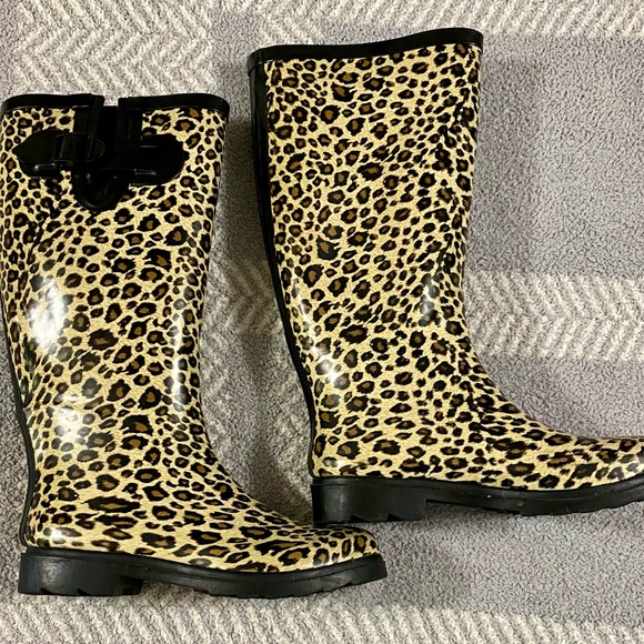 Shoes - EUC Animal print rain boots size 7
